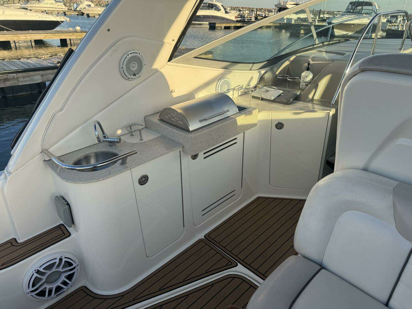 2011 Sea Ray 330 Sundancer - Image 14