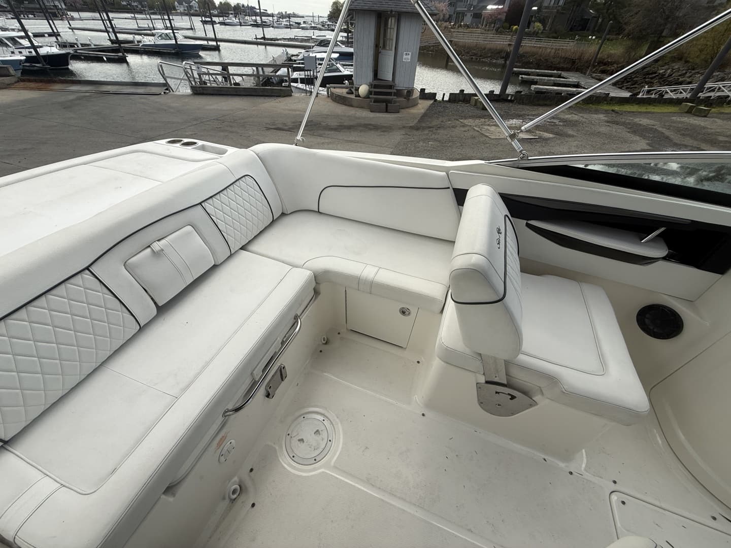 2015 Sea Ray 240 Sundeck - Image 12