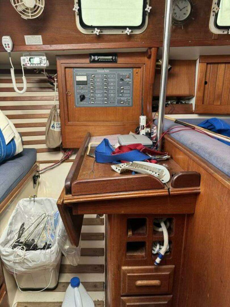 1984 Endeavour 33 - Image 10