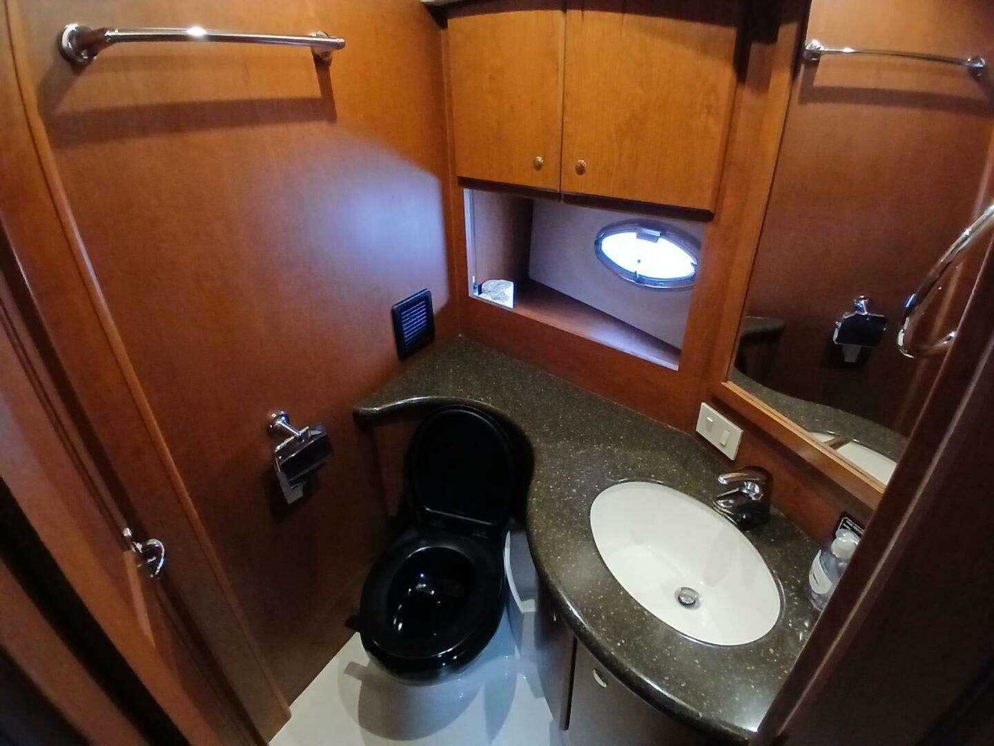 2006 Silverton 35 Motor Yacht - Image 29