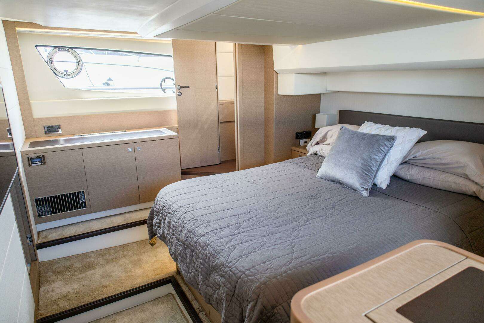 2018 Prestige 500 Flybridge - Image 18