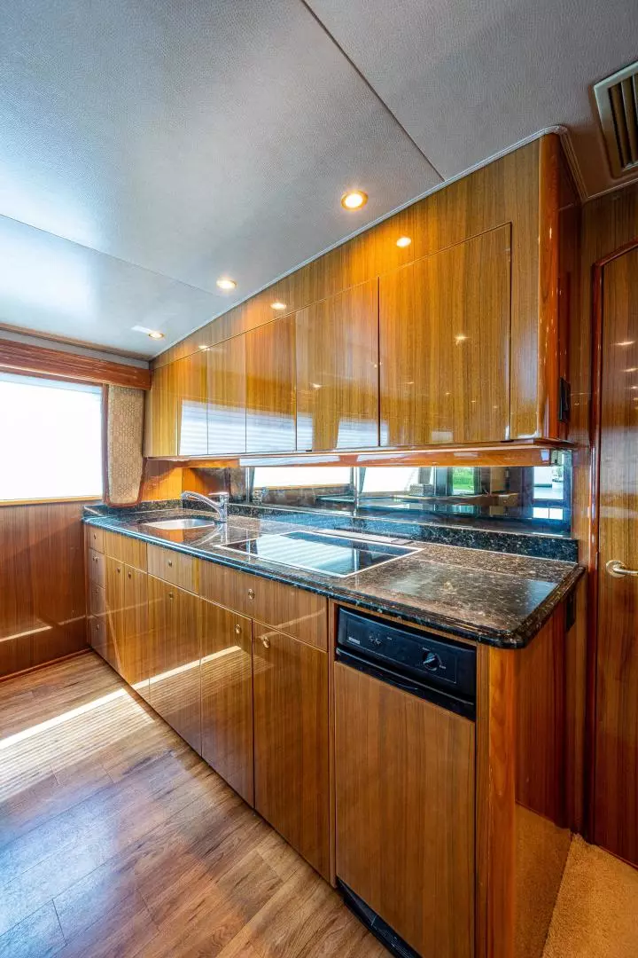 2005 Viking 74 Convertible - Image 7