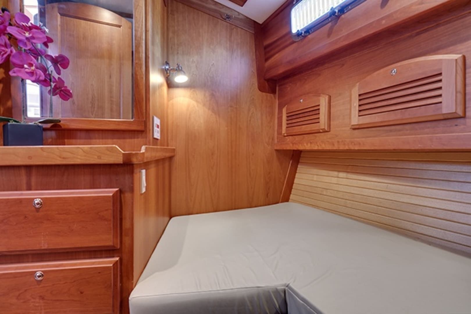 2005 Sabre 42 Express - Image 22