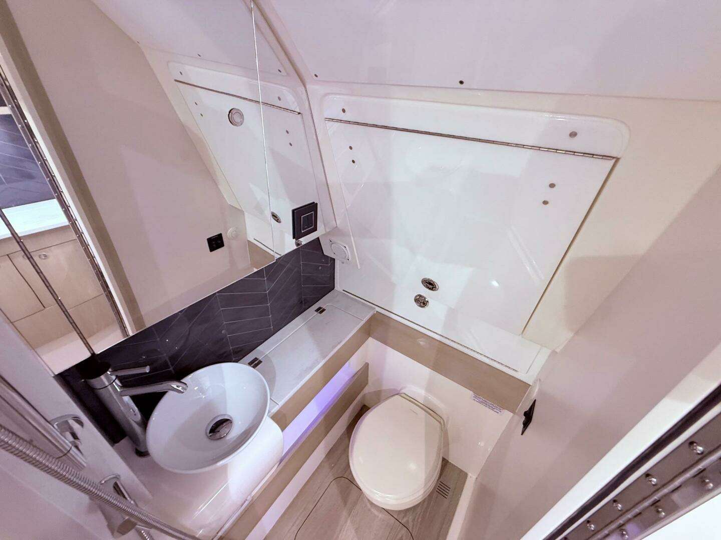 2006 Carver 43 Motor Yacht - Image 54