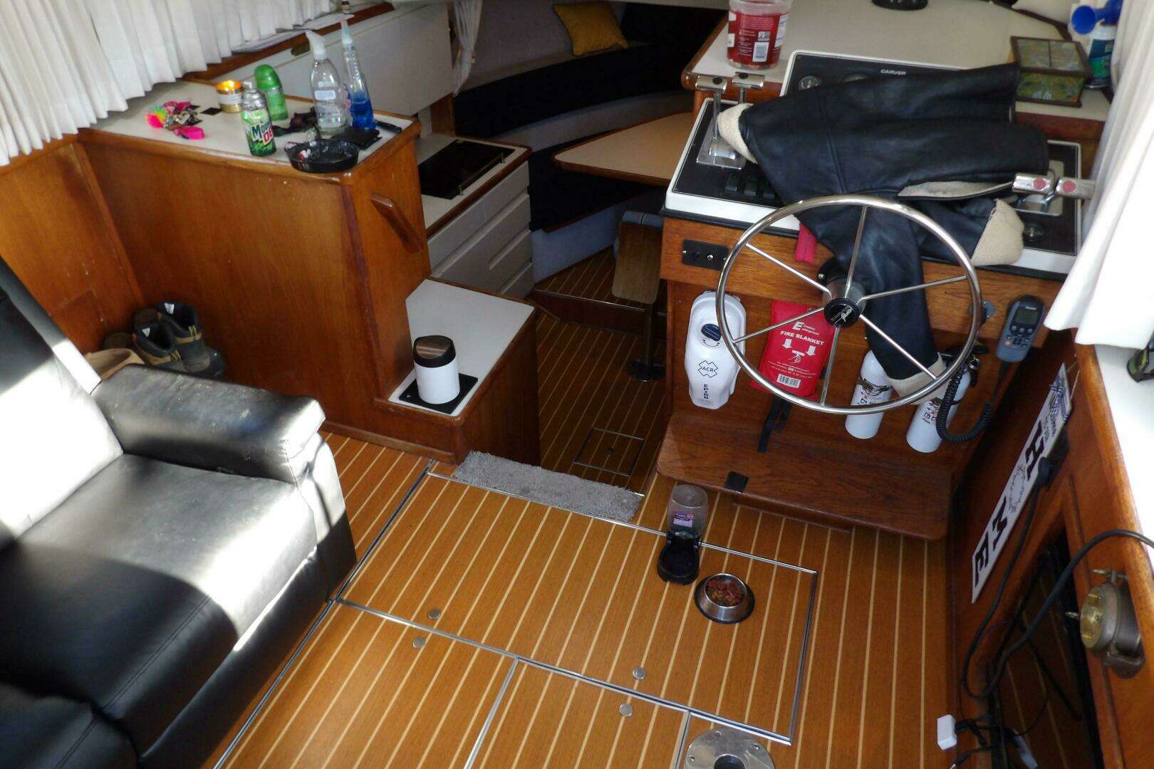 1992 Carver 28 Aft Cabin Motor Yacht - Image 16
