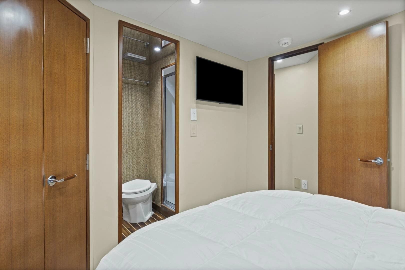 2008 Hatteras 60 Convertible - Image 17