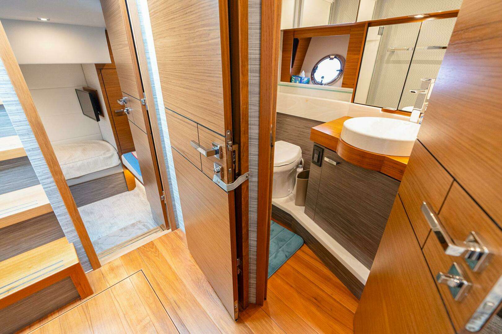2021 Tiara Yachts 4400 Flybridge - Image 33