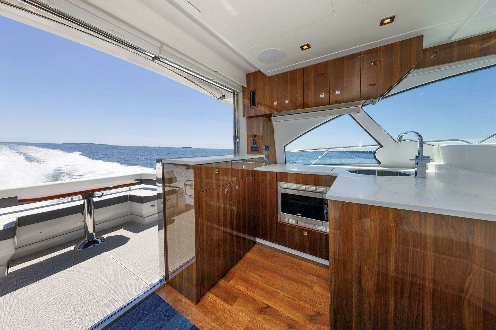 2021 Cruisers Yachts — - Image 17
