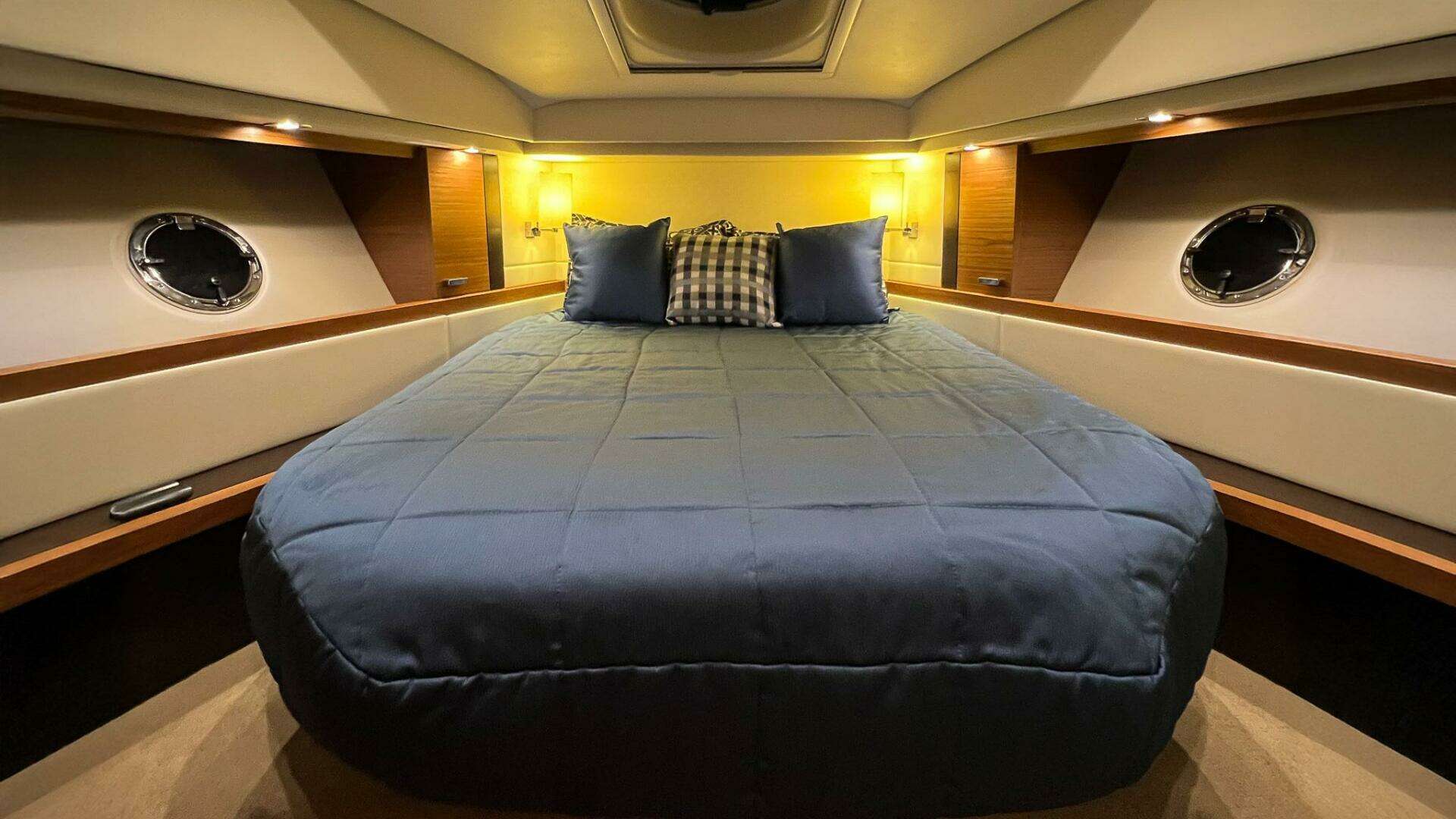 2017 Tiara Yachts C39 Coupe - Image 15