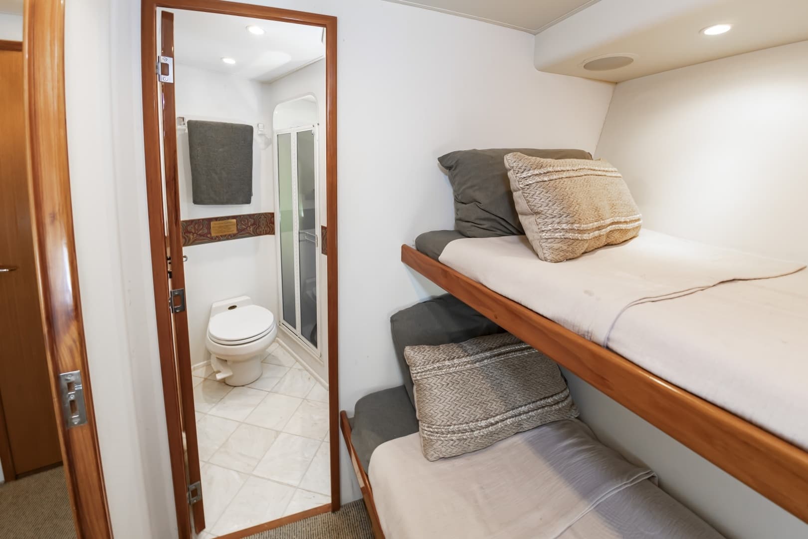 2000 Viking Cockpit Sport Yacht - Image 46