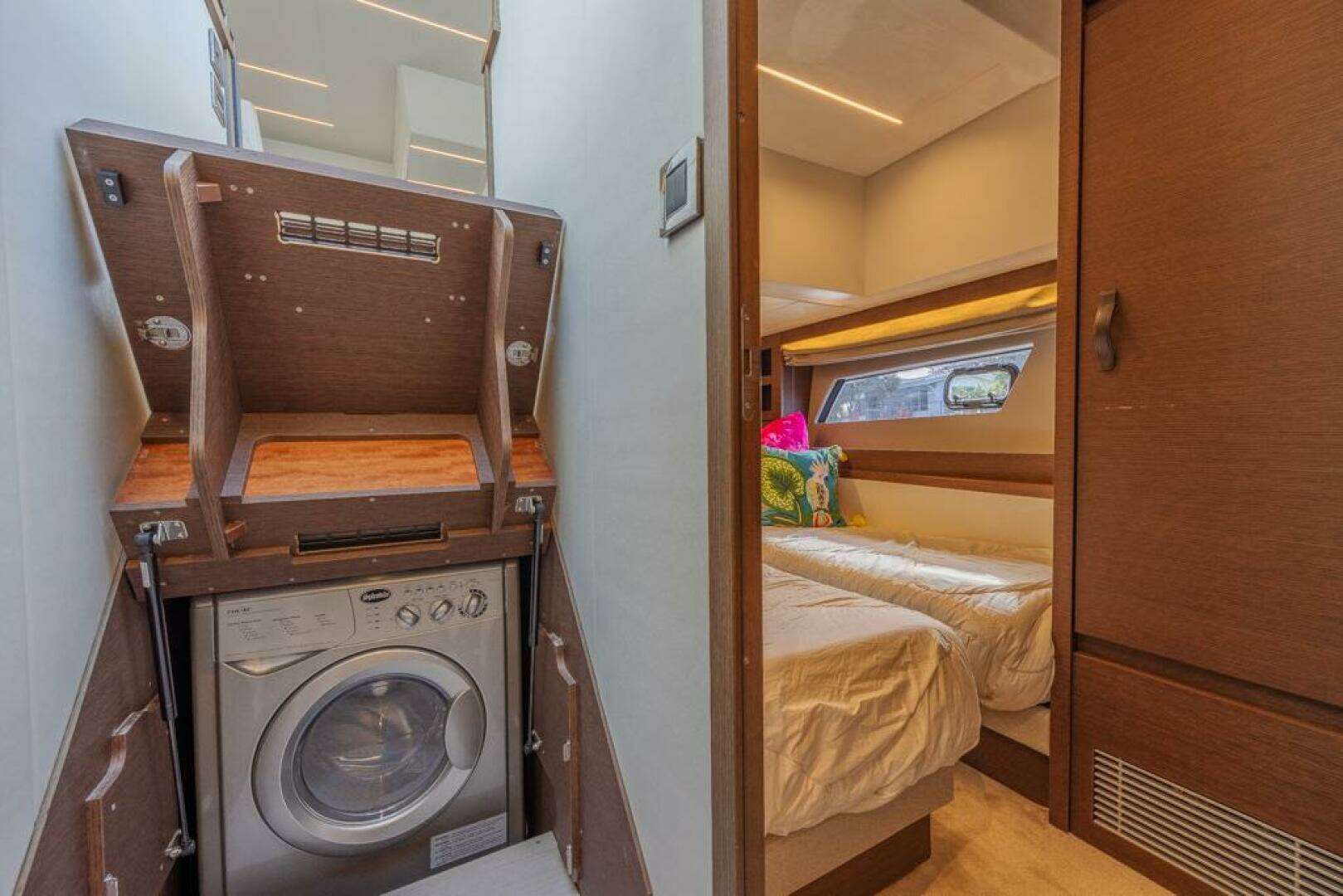 2021 Prestige 520 Flybridge - Image 49
