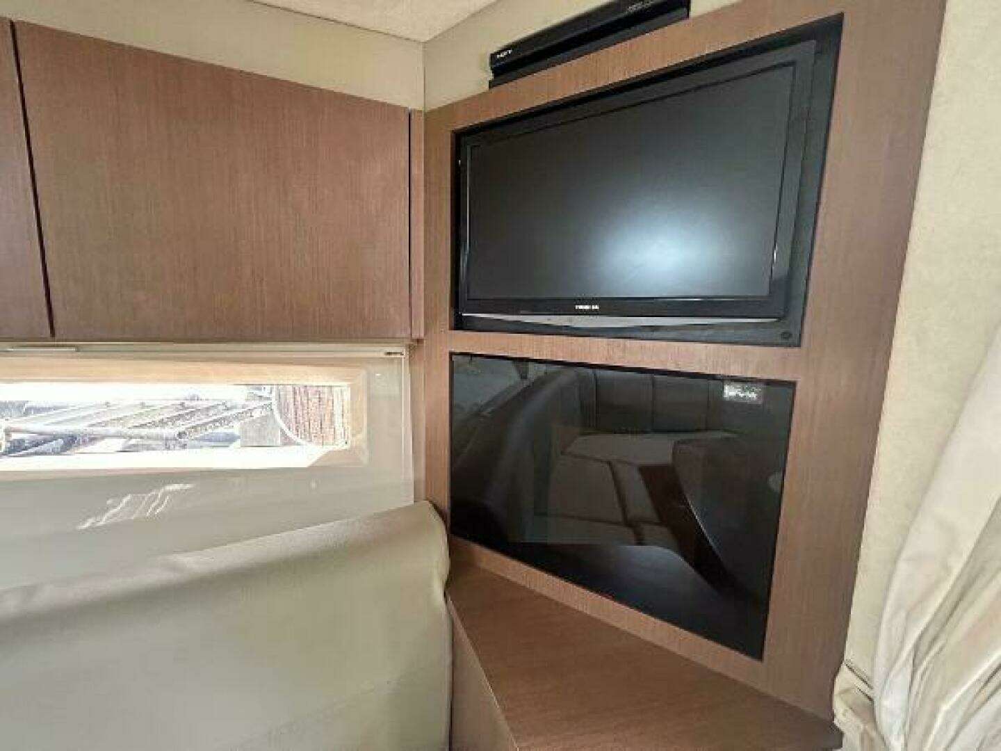 2014 Sea Ray 370 Venture - Image 29