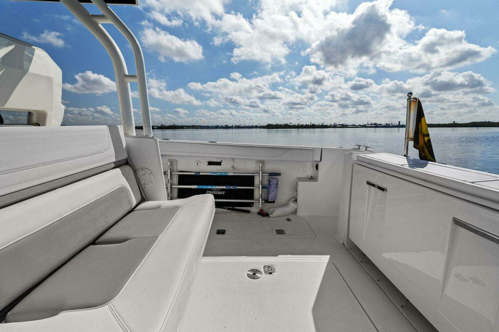 2021 Pursuit S328 - Image 5