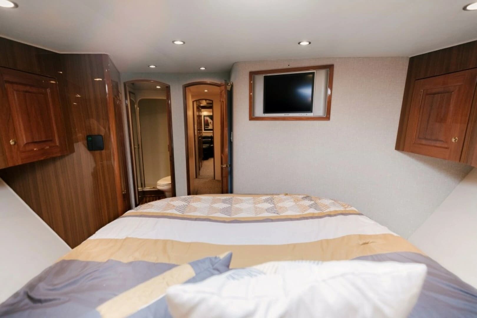 2006 Viking 74 Enclosed Bridge - Image 10