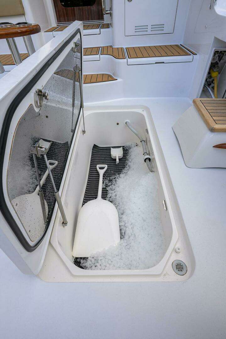 2013 Hatteras GT63 - Image 37