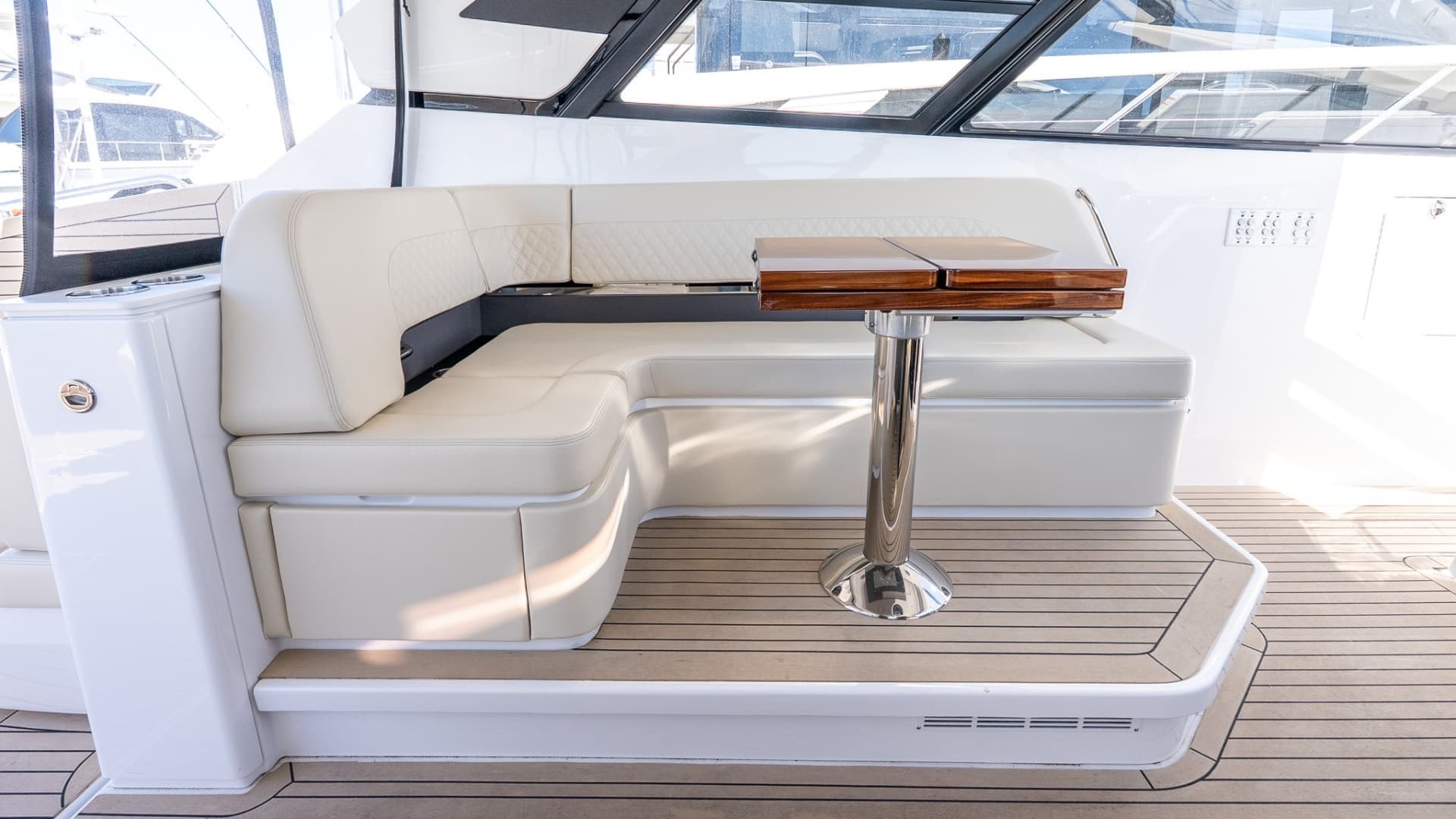 2024 Cruisers Yachts 50 GLS - Image 14