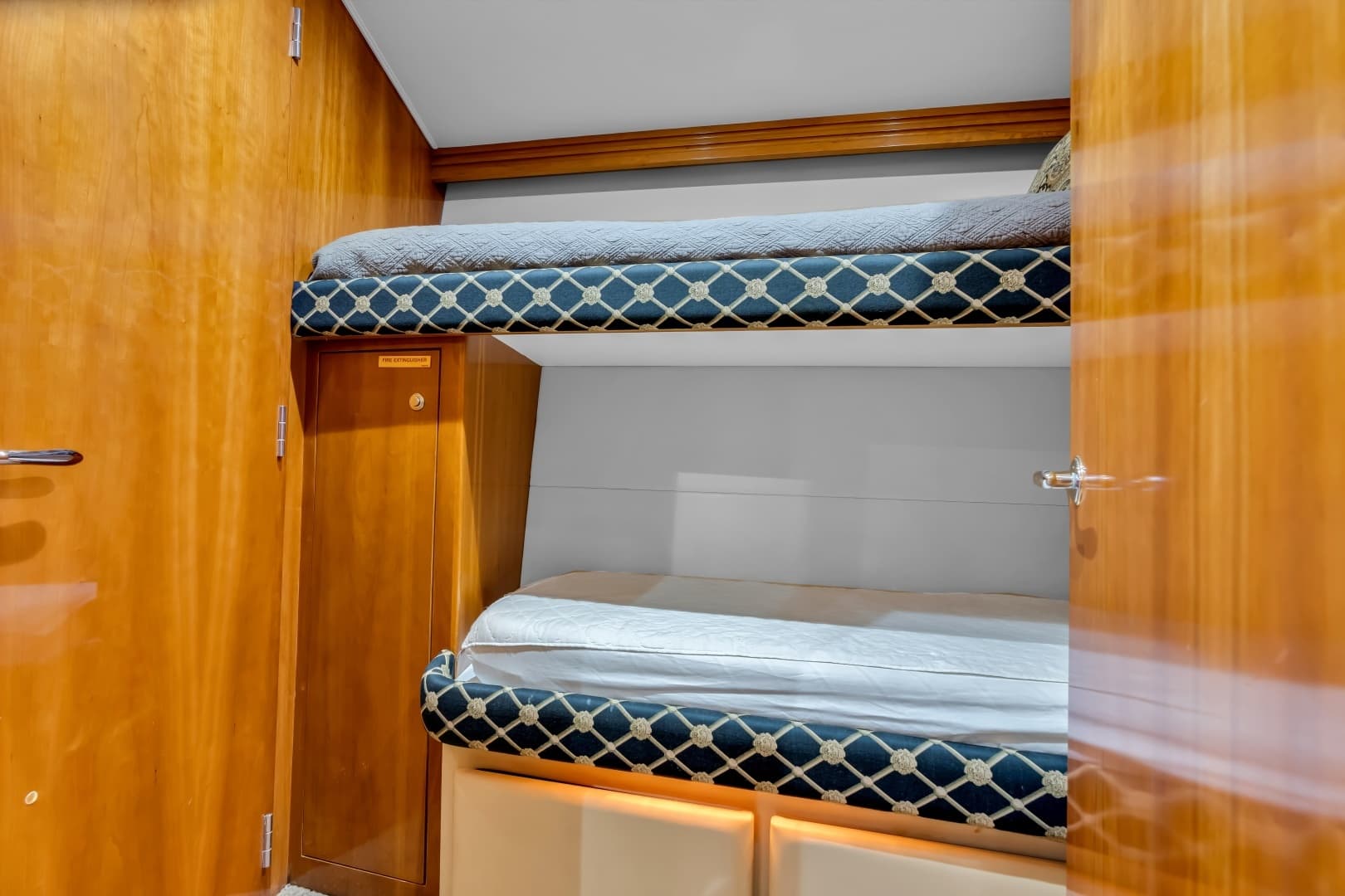 2001 Hatteras 55 Convertible - Image 26