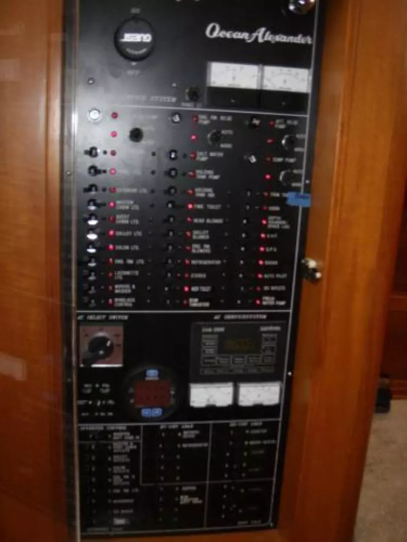 2005 Ocean Alexander Motor - Image 18