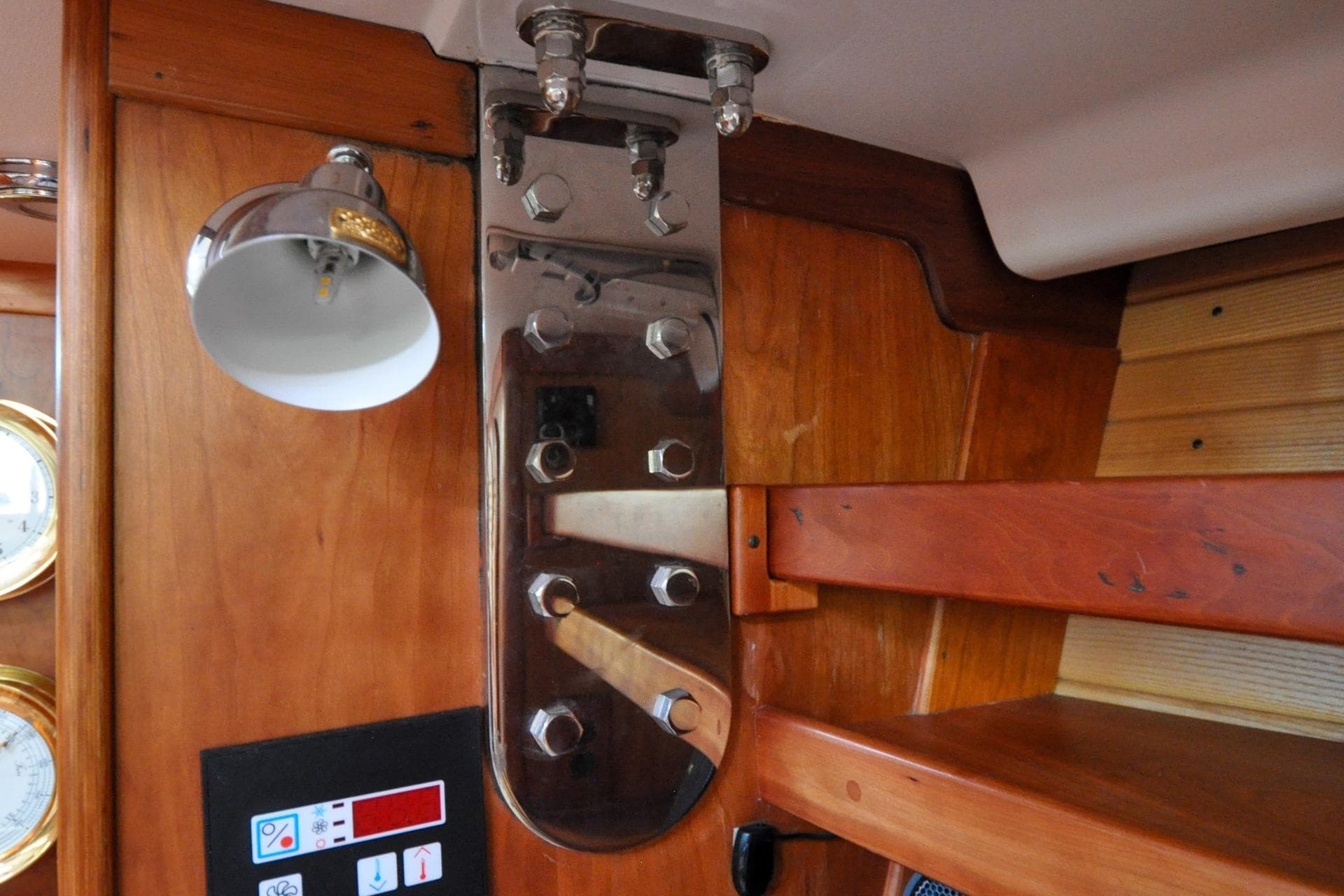 Sabre 426 - Jezebel Salon Chain Plates