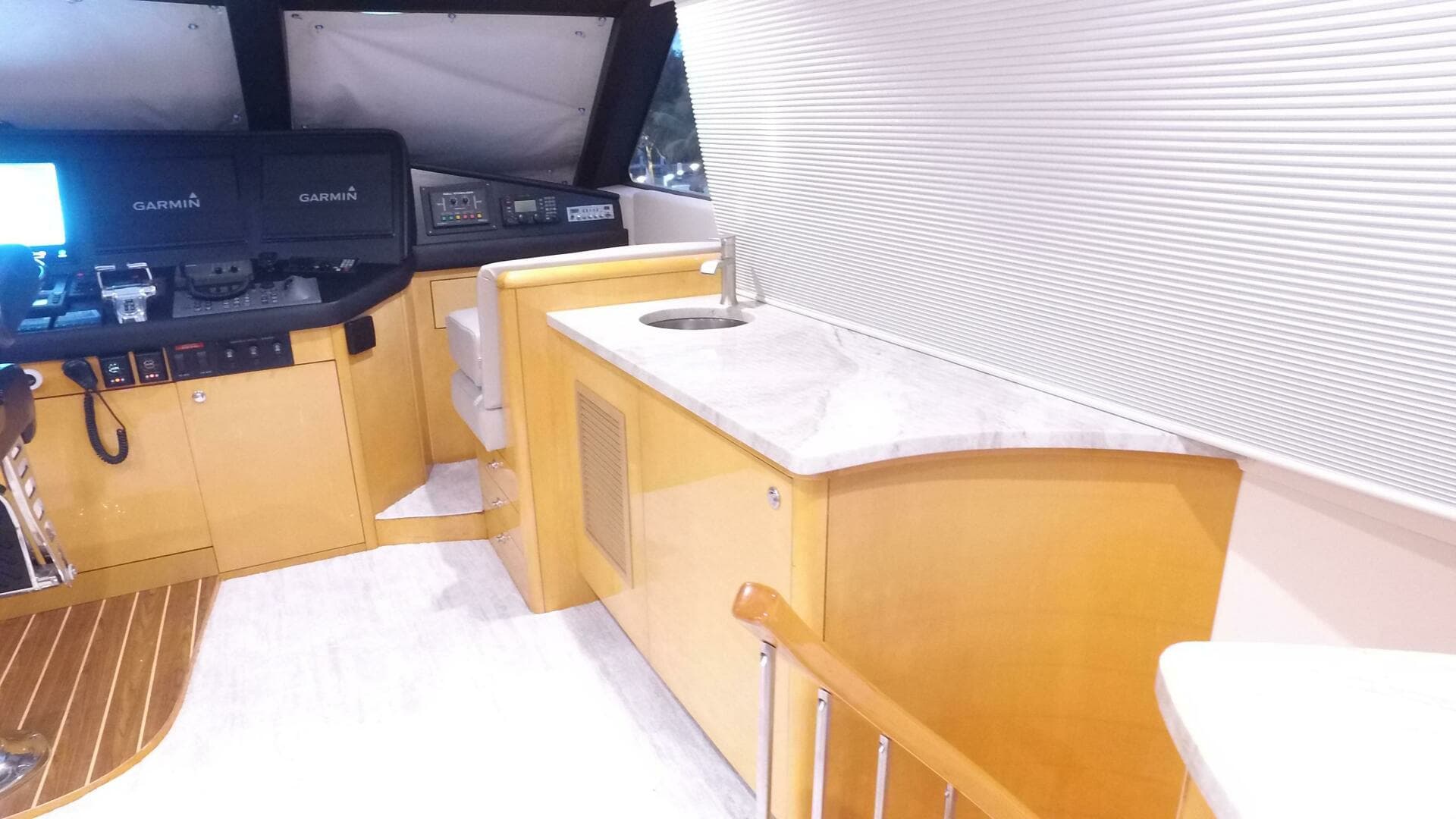 2006 Hatteras 68 Convertible - Image 22