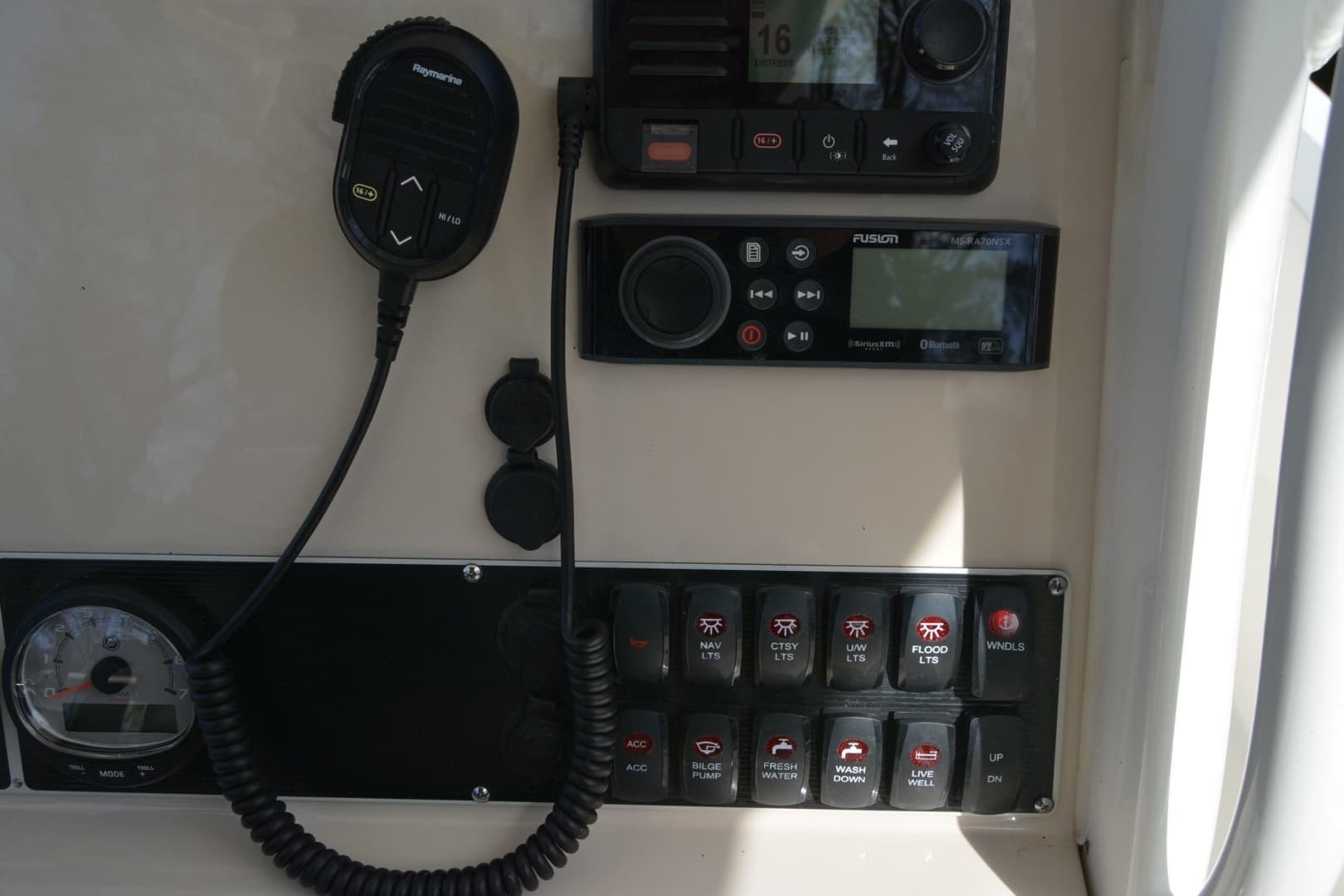 2021 Boston Whaler 270 Dauntless - Image 44