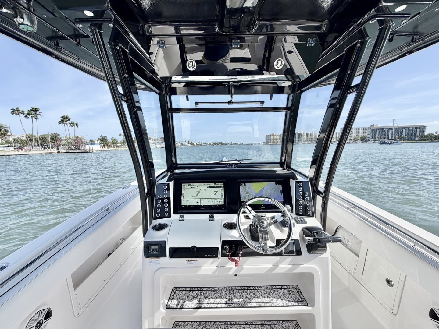 2021 Robalo R302 Center Console - Image 12