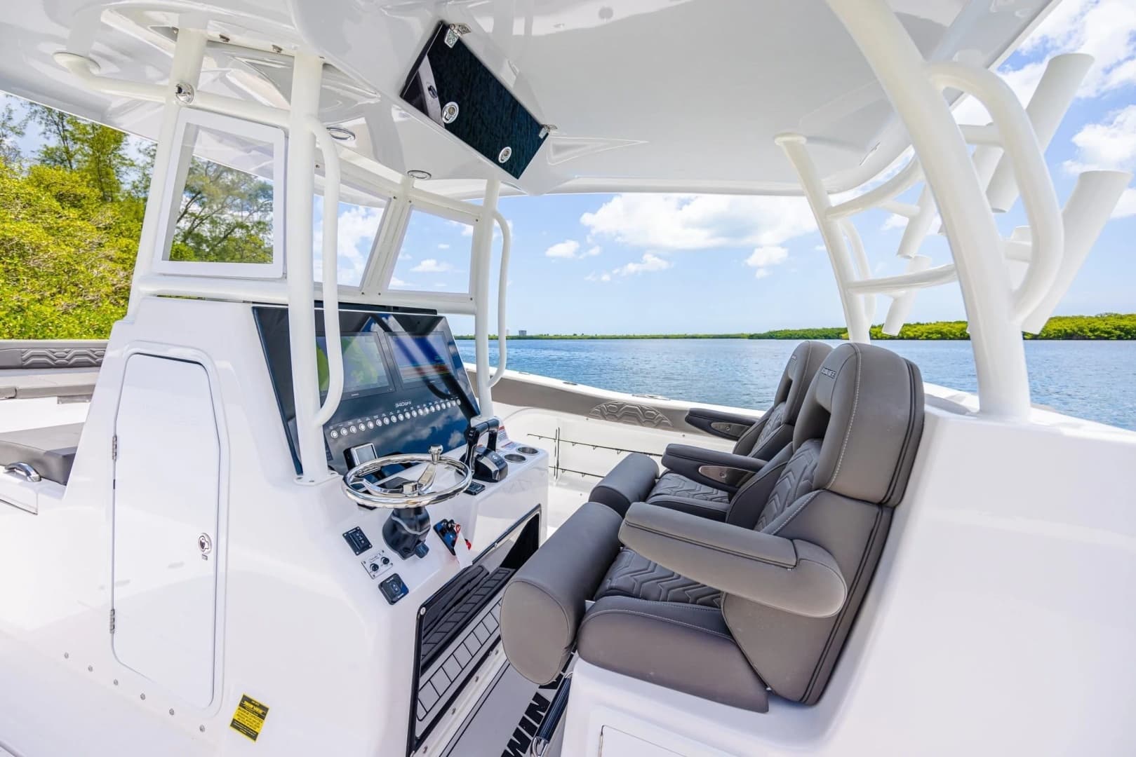 2026 Twin Vee 340 GFX CC - Image 8