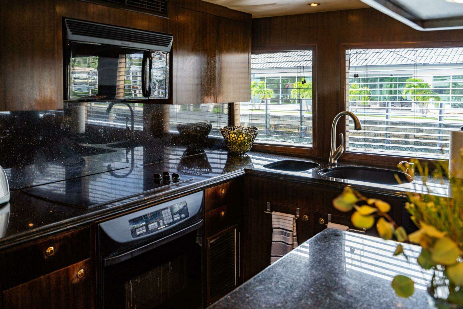2001 Hatteras 100 Motor Yacht - Image 32