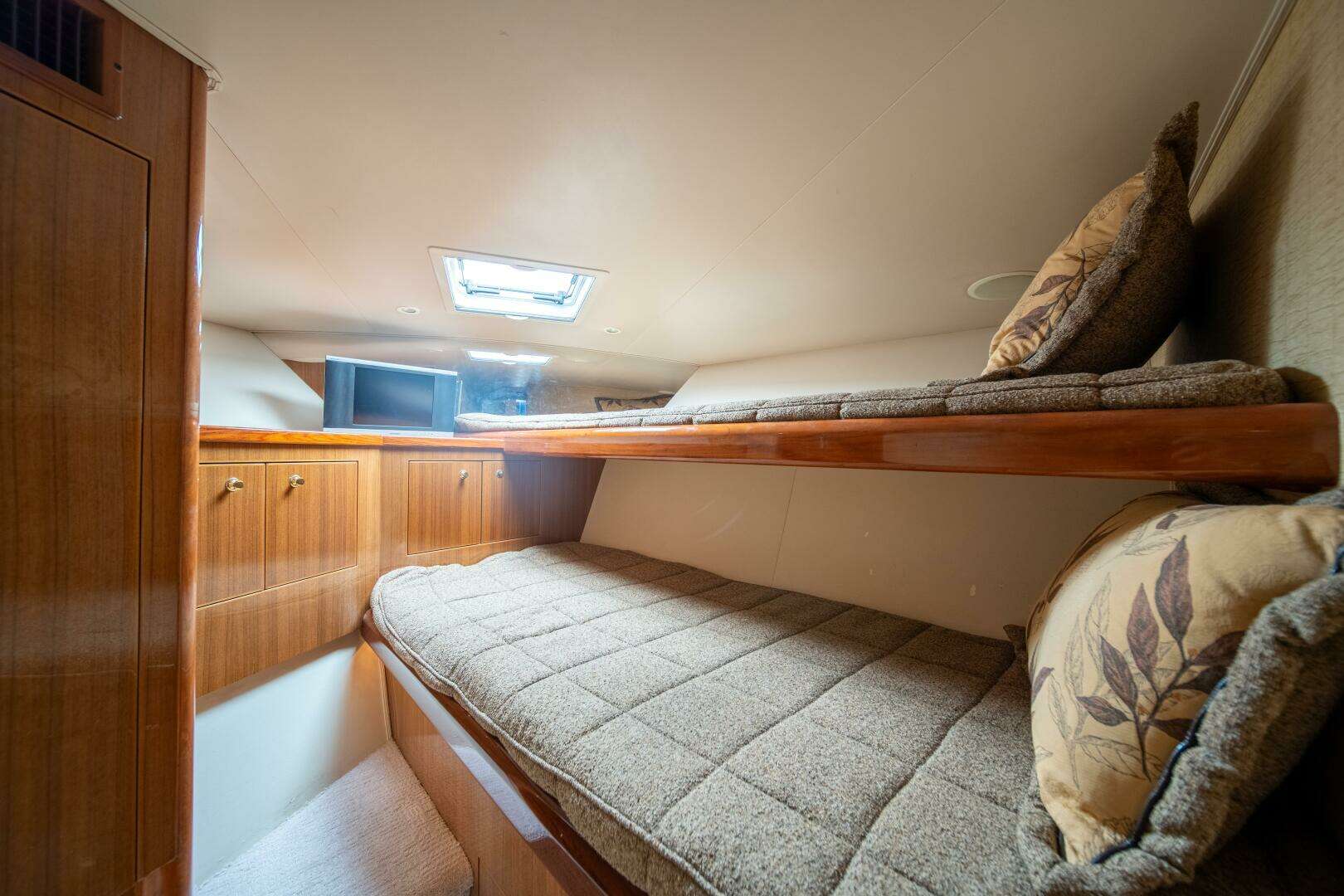 2006 Viking 52 Convertible - Image 20