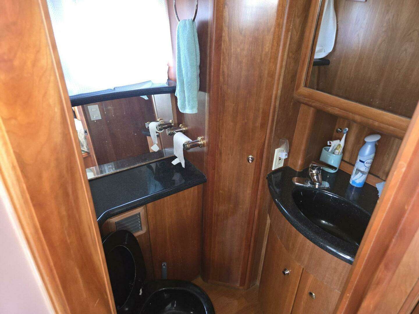 2003 Silverton 392 Aft Cabin Motor Yacht - Image 15