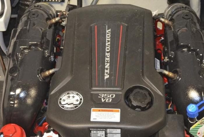 Volvo Penta 350 V8 engine in a 2016 Cobalt R3 WSS boat.