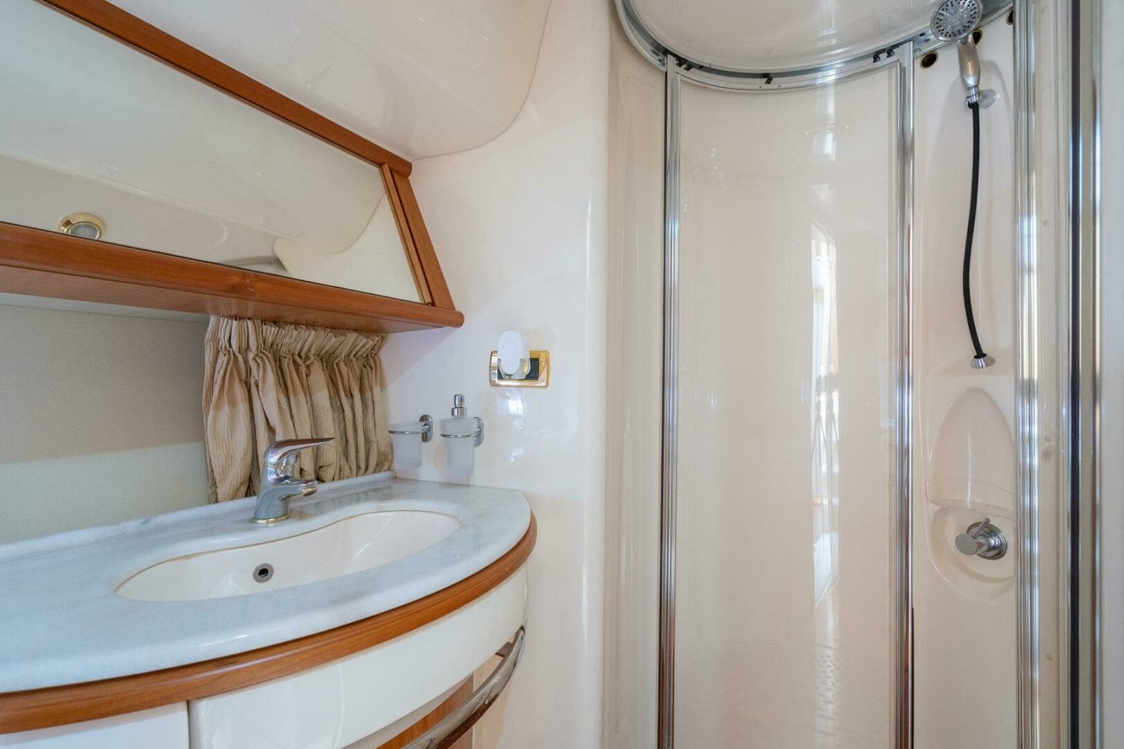 2009 Azimut 62E - Image 34