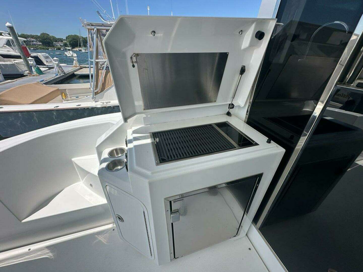 2015 Cruisers Yachts Cantius - Image 60