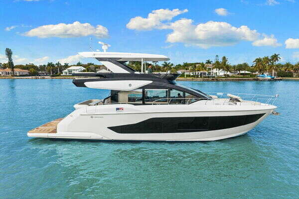 2026 Cruisers Yachts 57 FLY