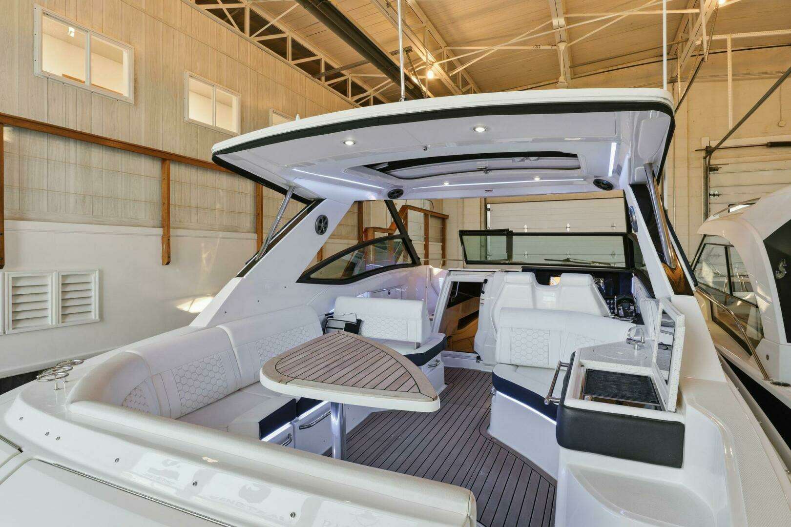 2019 Sea Ray 320 - Image 20