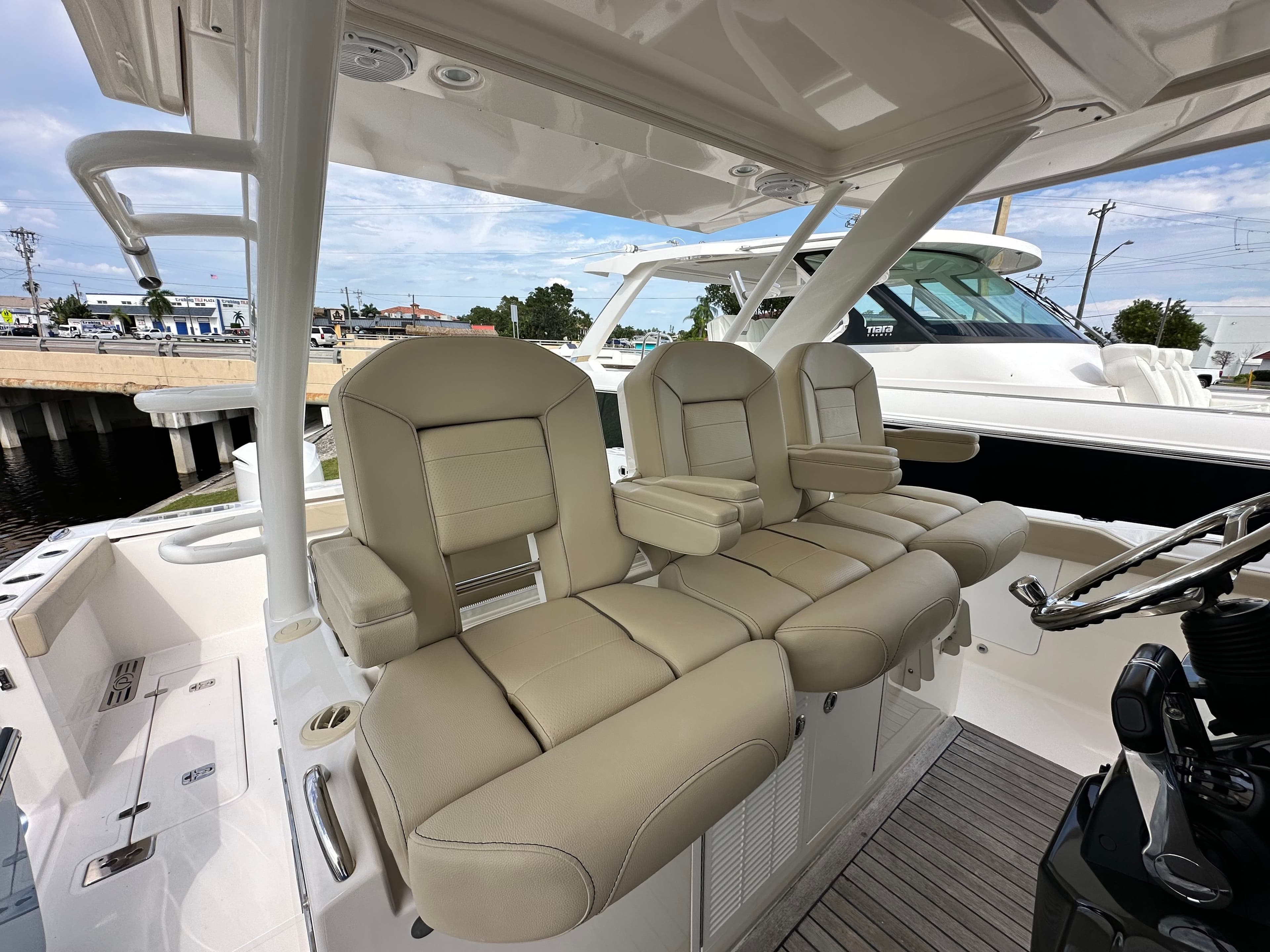 2017 PURSUIT 408 S - Image 11