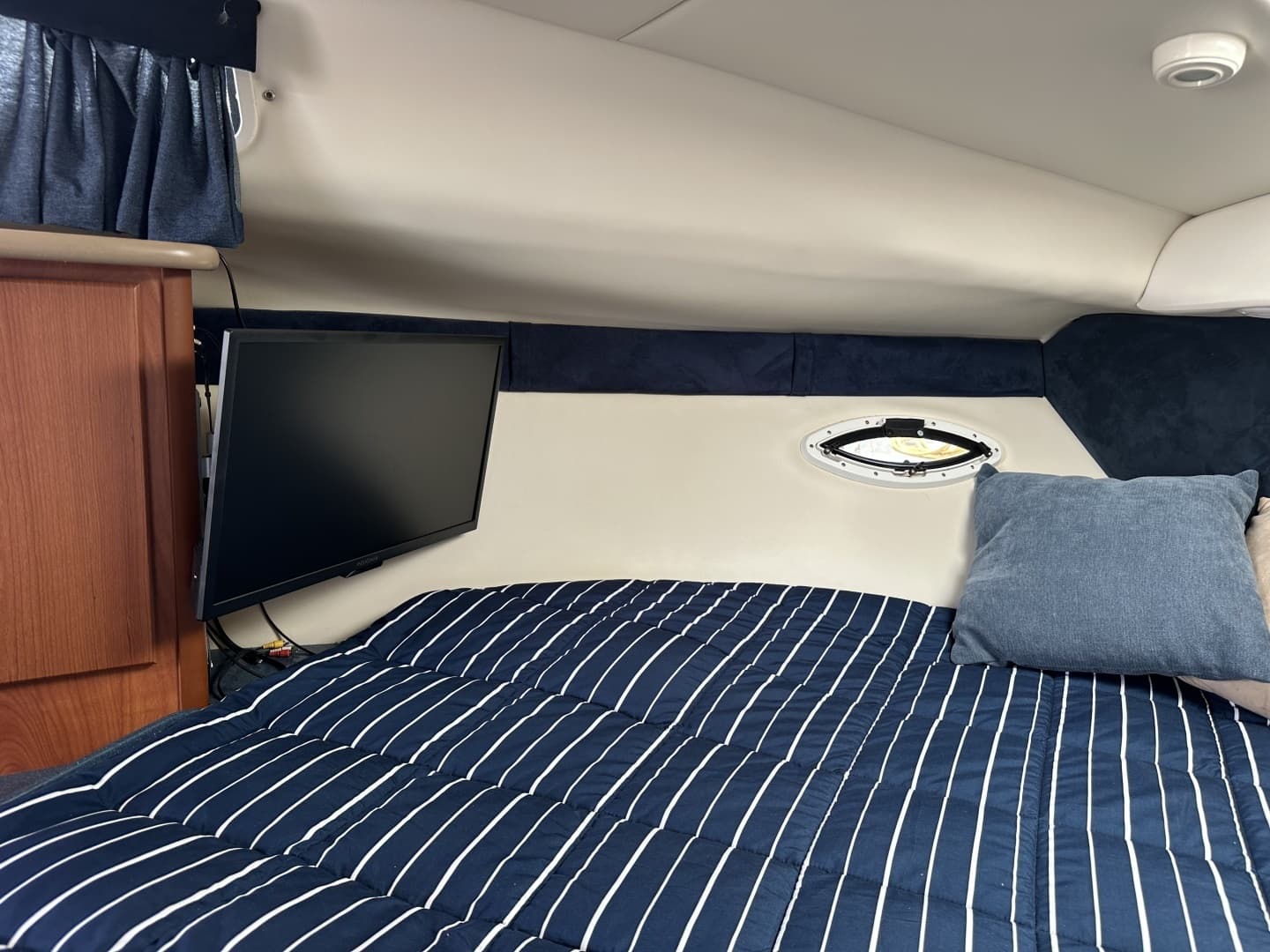 2006 Bayliner 305 - Image 38