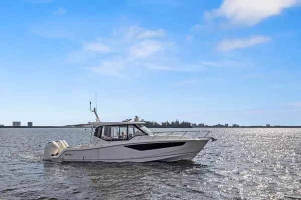 2022 Boston Whaler 405 Conquest - Image 1