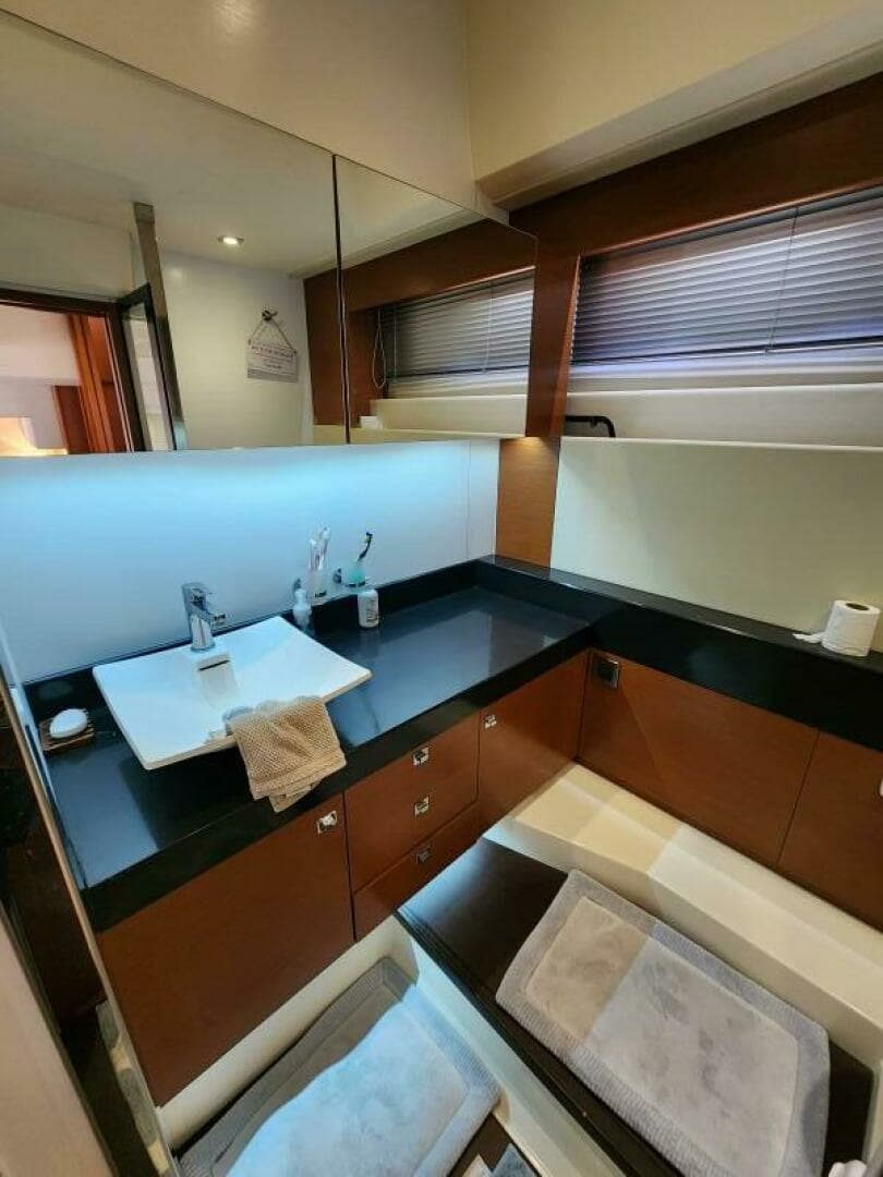 2014 Prestige 550 - Image 44