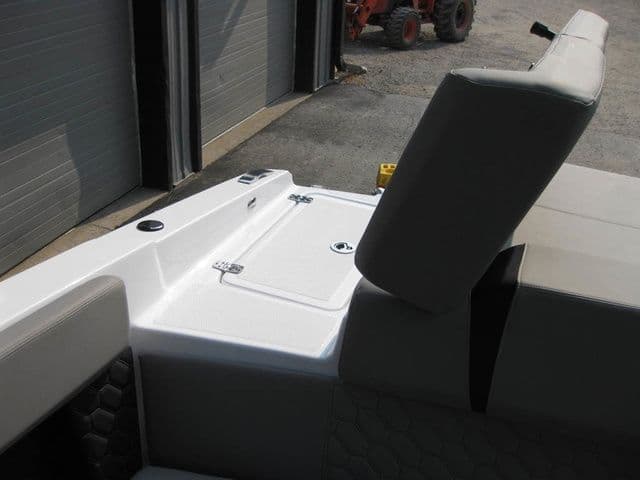 2025 Four Winns FV H4 I/O W/350HP VOLVO PENTA ENGINE - 33