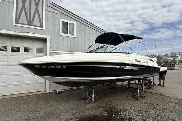 2015 Sea Ray 240 Sundeck - Image 1