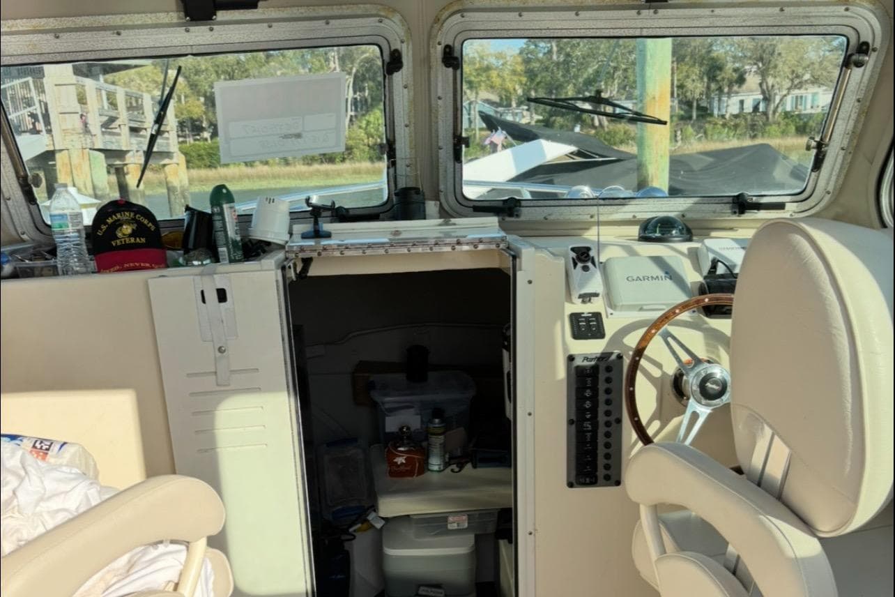 Interior of 2006 Parker 2520 XL Sport Cabin with steering wheel and navigation equipment.