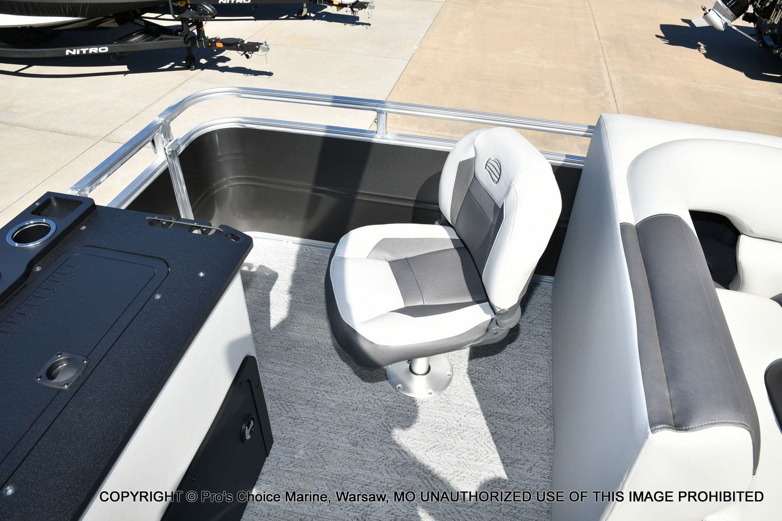 2026 Sun Tracker Fishin' Barge 22 DLX w/115HP Pro-XS 4 Stroke - 46