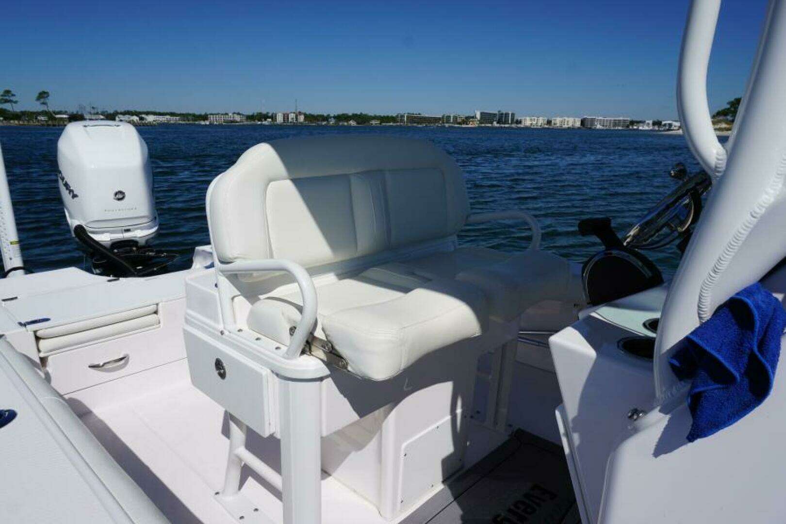 2022 Everglades 253 Center Console - Image 6