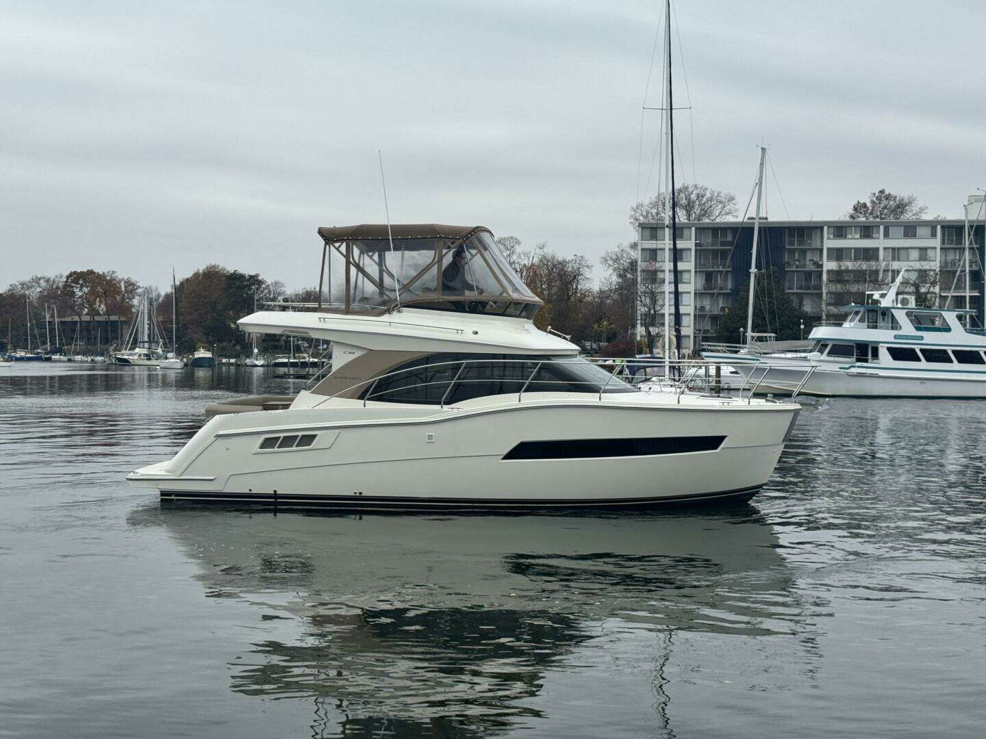 2016 Carver C34 Command Bridge - Image 9