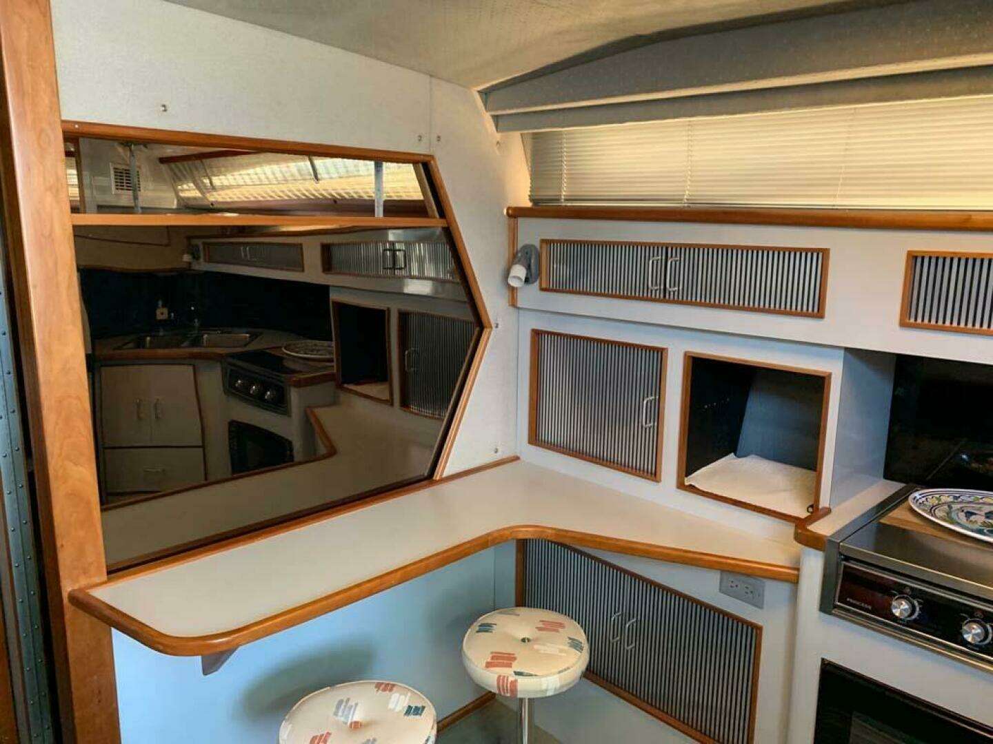 1989 Sea Ray 390 Express - Image 3