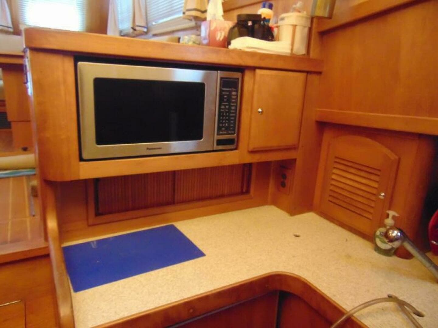 2004 Sabre Flybridge - Image 11