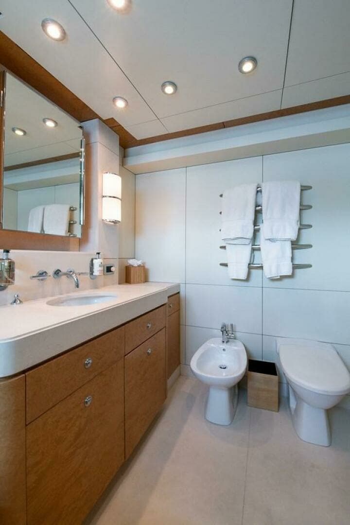 2004 Oceanfast — - Image 23