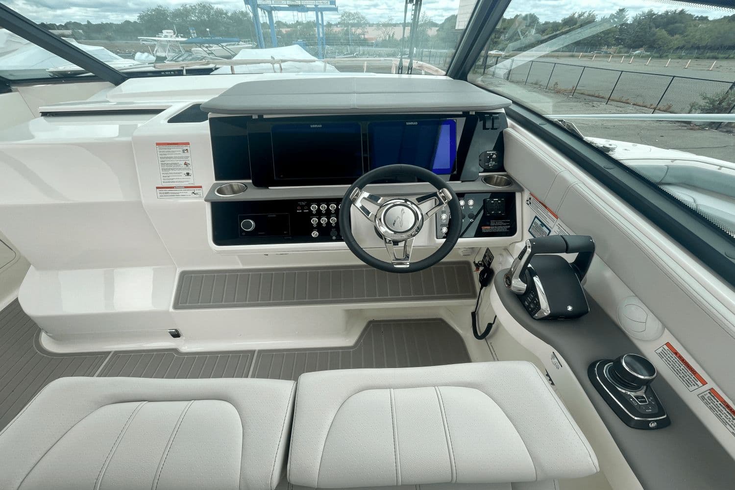 2026 Sea Ray Sundancer 320 Outboard - 16