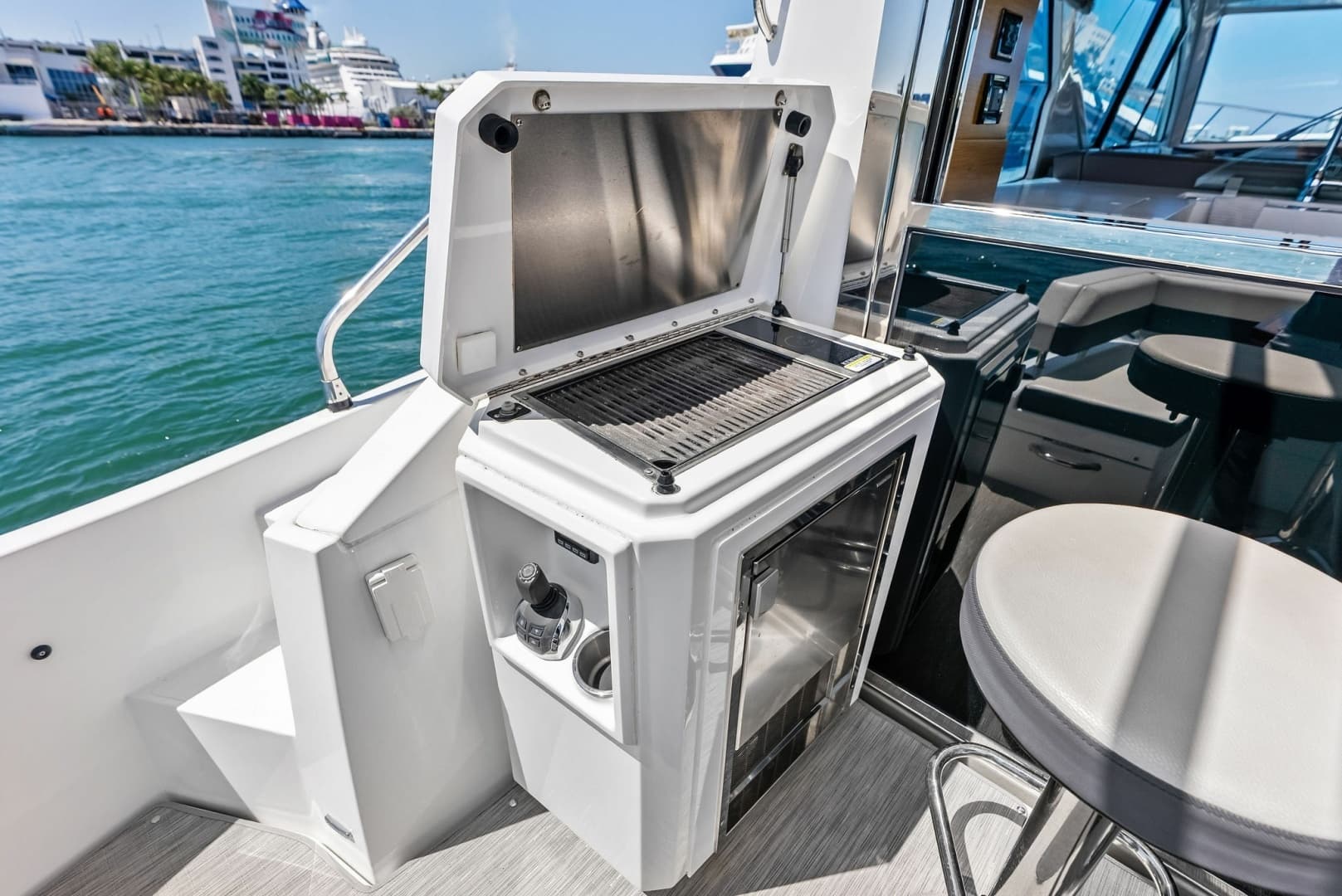 2019 Cruisers Yachts 54 Cantius - Image 25